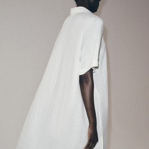 Com botas e tricôs, o vestido de linho branco da Zara prova que os tons claros também têm espaço no inverno 2026