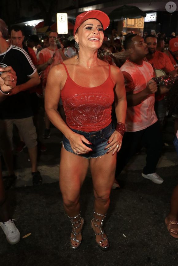 Viviane Araújo mostrou muito samba no pé no ensaio do Salgueiro