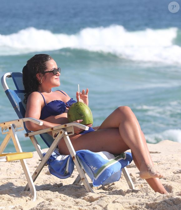 De biquíni hot pants, Maisa Silva matou a sede tomando água de coco