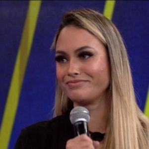 Eliminada do 'BBB 21', a transição capilar de Sarah repercute no X e internautas se identificam com o visual “meio cacheado, meio liso” exibido no reality