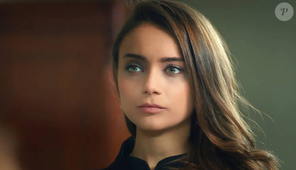 Na novela turca 'Guerra fdas Rosas', Gülru aprende a circular entre realidades distintas, adaptando postura e comportamento para sobreviver em um espaço que nunca foi totalmente seu