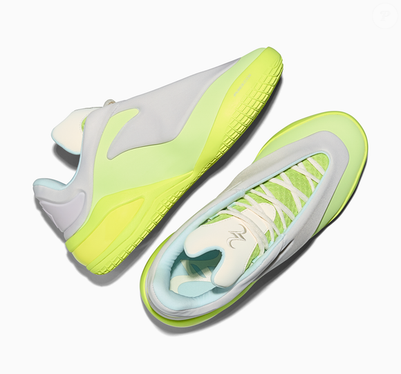 O SHAI 001 LACE UP mantém o formato escultural do modelo original, mas substitui o sistema de fechamento por zíper pelos cadarços, criando uma nova interpretação do tênis desenvolvido pela Converse com Shai Gilgeous Alexander