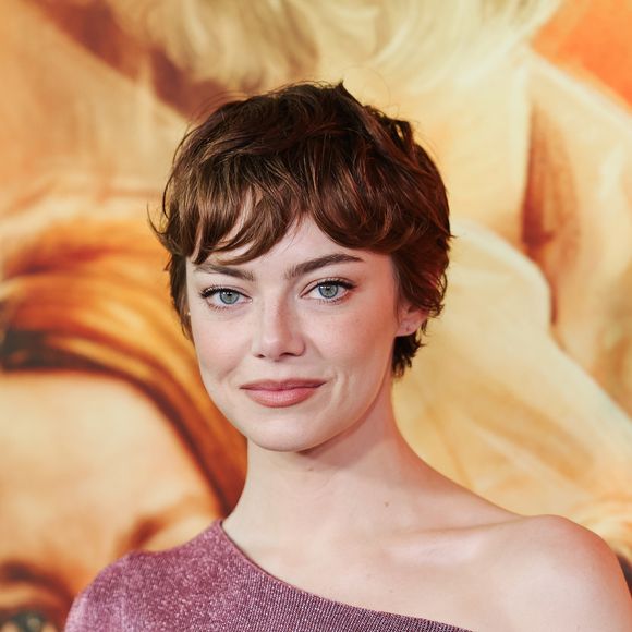No final de junho, Emma Stone surgiu assim em um evento e esbanjou beleza para seus fãs