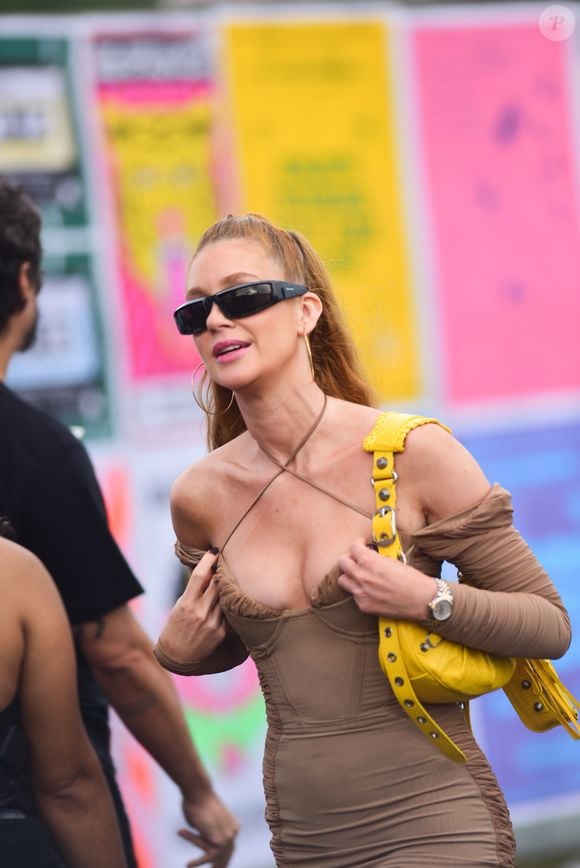 As bolsas utilitárias também entram em cena. Modelos shoulder bag ou crossbody de tamanho médio ajudam a manter as mãos livres durante o festival