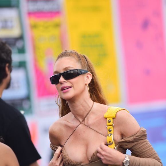 As bolsas utilitárias também entram em cena. Modelos shoulder bag ou crossbody de tamanho médio ajudam a manter as mãos livres durante o festival