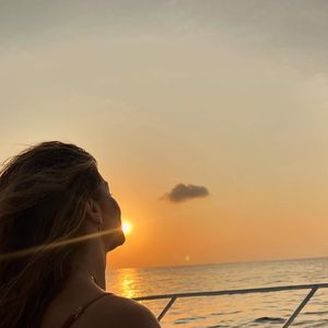 Grazi Massafera está curtindo uma viagem por Fernando de Noronha ao lado de amigos e um suposto affair