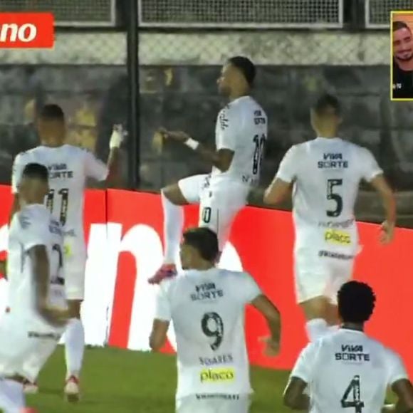 Após o gol, Neymar subiu na placa para comemorar e ao invés de provocações foi aplaudido pela torcida rival