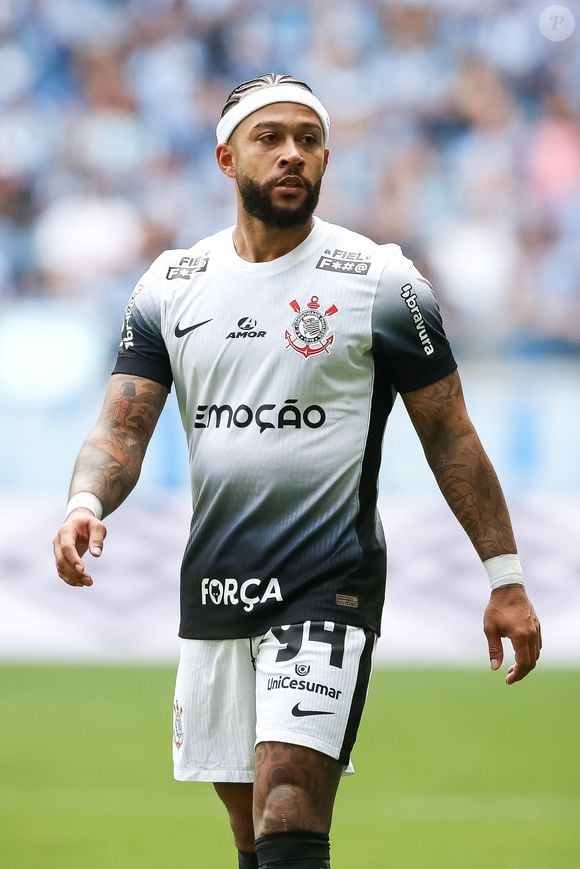 Apenas o holandês Memphis Depay, atualmente no Corinthians, recebe mais que Gabigol no Brasil: cerca de R$ 2,9 milhões por mês. As informações foram apuradas por Jorge Nicola, jornalista esportivo que acompanha os bastidores da bola