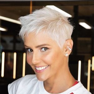 Corte pixie platinado já foi usado por Deborah Secco