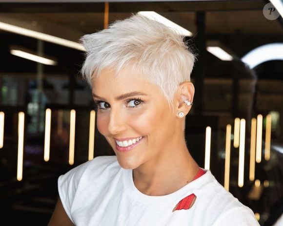 Corte pixie platinado já foi usado por Deborah Secco