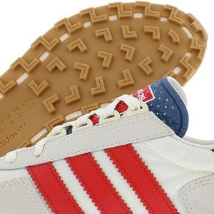 Segundo a Adidas, o tênis conta com tecnologia BOOST, garantindo amortecimento responsivo e conforto leve