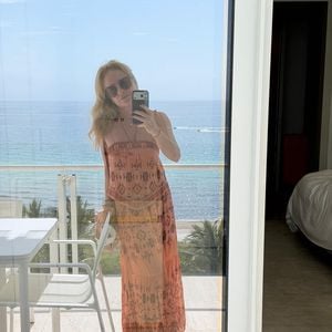 Vestidos também aparecem entre as possibilidades de combinação para o modelo da Onitsuka Tiger, criando um contraste entre a feminilidade da roupa e a inspiração esportiva do calçado