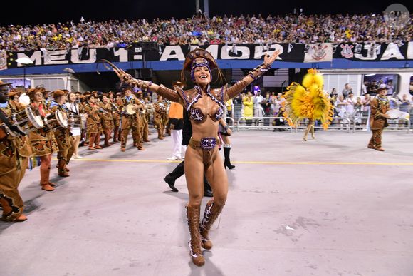 Sabrina Sato desfilou sem parte da fantasia no Carnaval de 2017 após o início do desfile da Gaviões da Fiel; episódio segue sendo lembrado quase dez anos depois