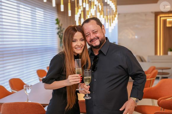 Em um dos registros, fez um brinde especial com o pai, Marco César.