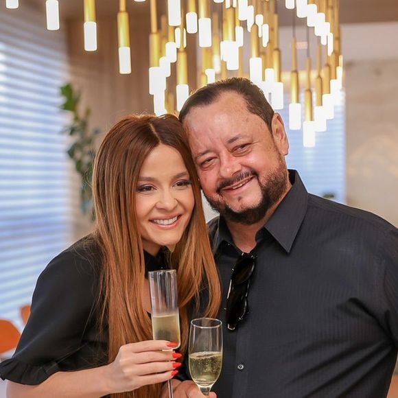 Em um dos registros, fez um brinde especial com o pai, Marco César.