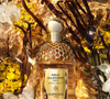 As folhas de eucalipto e a laranja amarga abrem a fragrância com leveza, enquanto o coração traz a união da baunilha com a flor eterna. No fundo, cipreste e madeira garantem sofisticação e um toque elegante que não pesa
