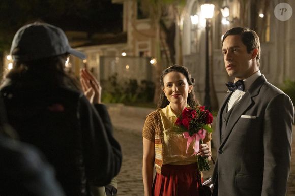 Celso (Rainer Cadete) e Estela (Larissa Manoela) ensaiam cena com Nathalia Ribas (diretora).