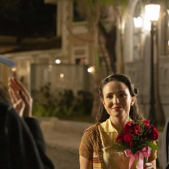 Celso (Rainer Cadete) e Estela (Larissa Manoela) ensaiam cena com Nathalia Ribas (diretora).