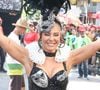 Paolla Oliveira samba muito como 'rainha' em outro Carnaval e exibe corpão em body preto e branco. 'Nunca perde a majestade'