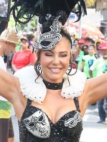 Nem Grande Rio, nem Sapucaí: Paolla Oliveira samba muito como 'rainha' em outro Carnaval e exibe corpaço em body preto e branco. 'Nunca perde a majestade'