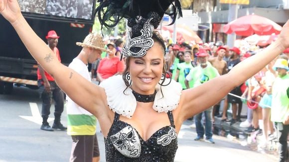 Nem Grande Rio, nem Sapucaí: Paolla Oliveira samba muito como 'rainha' em outro Carnaval e exibe corpaço em body preto e branco. 'Nunca perde a majestade'
