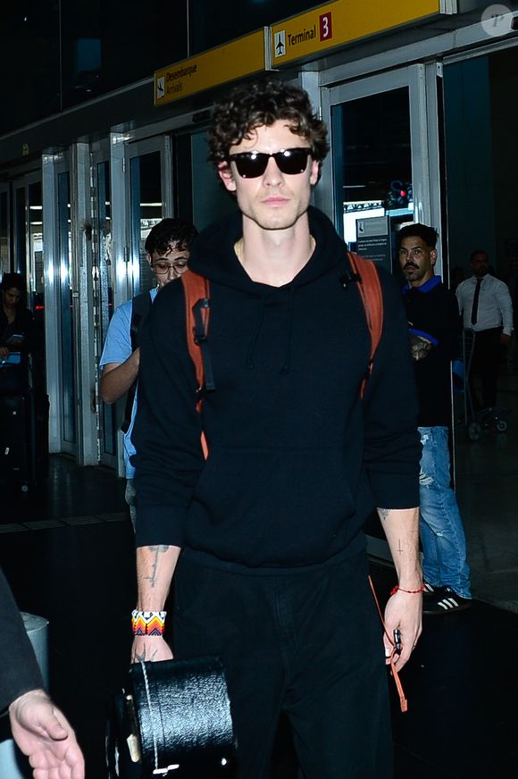 Shawn Mendes desembarcou no Brasil após Natal no Canadá e também usava moletom