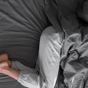 Isso tem nome: paralisia do sono. É quando a pessoa desperta do sono profundo, mas seu corpo não responde a nenhum comando