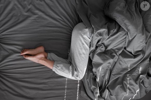 Isso tem nome: paralisia do sono. É quando a pessoa desperta do sono profundo, mas seu corpo não responde a nenhum comando