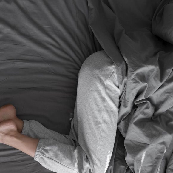 Isso tem nome: paralisia do sono. É quando a pessoa desperta do sono profundo, mas seu corpo não responde a nenhum comando