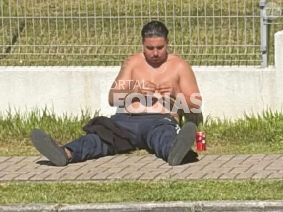 Após a negativa, Léo Dias divulgou uma imagem de Pedro em frente a um supermercado próximo à barbearia