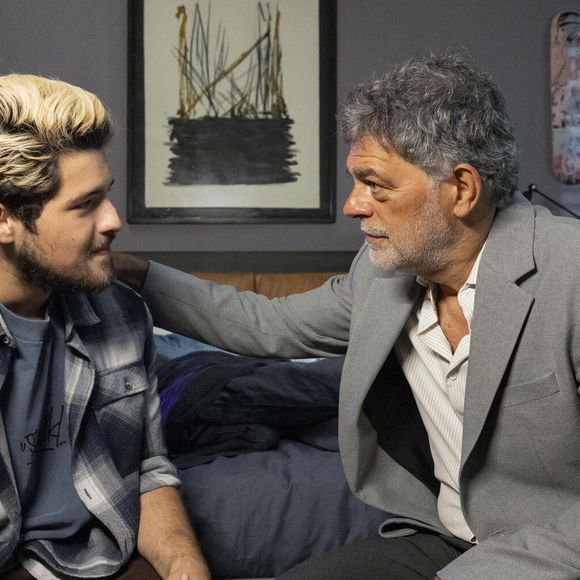 Rogério conta toda a verdade sobre seu desaparecimento para Raul na novela Três Graças