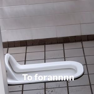 Durante a viagem, Virginia Fonseca precisou usar um banheiro público e ficou em completo choque ao perceber a diferença no local, para os costumes do Brasil.