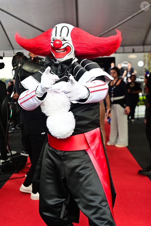 A escolha do look também funcionou como uma homenagem à era de ouro da televisão brasileira, especialmente aos tempos em que Bozo dividia os domingos com Silvio Santos