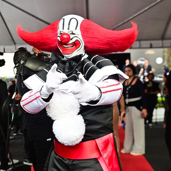 A escolha do look também funcionou como uma homenagem à era de ouro da televisão brasileira, especialmente aos tempos em que Bozo dividia os domingos com Silvio Santos