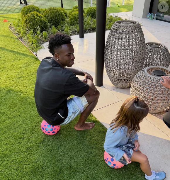 Em fotos de Virgínia no Instagram sobre comemoração do aniversário, Vini Jr. aparece ao lado de uma de suas filhas