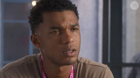 Samuel (Juan Paiva) acredita que Leo (Clara Moneke) se afastou dele para reatar com Marlon (Humberto Morais).