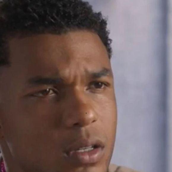 Samuel (Juan Paiva) acredita que Leo (Clara Moneke) se afastou dele para reatar com Marlon (Humberto Morais).