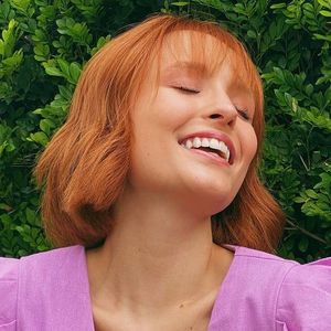 Antes de marcar horário no salão, vale conhecer os três cortes de cabelo que especialistas indicam evitar para quem busca um visual mais jovem