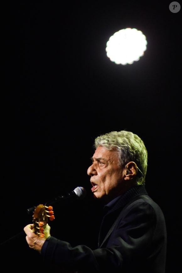 Agora, a defesa de Chico Buarque solicita a abertura de um inquérito para tentar descobrir quem publicou a mensagem e apurar uma possível responsabilidade criminal