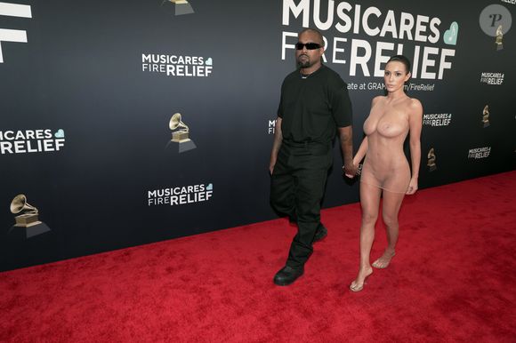 Bianca Censori foi assunto neste domingo (02) ao exibir as partes íntimas em um vestido 100% transparente no tapete vermelho do Grammy