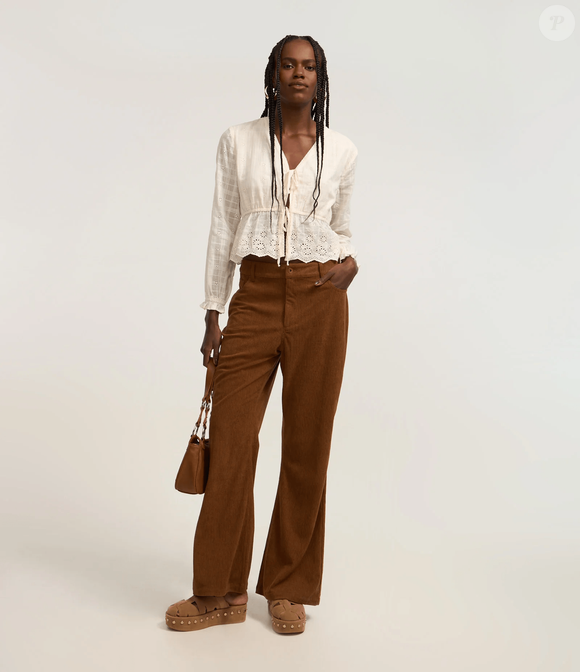 4. Chocolate: elegância atemporal: Clássica e versátil, a calça flare Renner traz o charme do estilo folk contemporâneo com um toque refinado. Combine com tamancos plataforma ou botas e aposte em produções que vão do casual chic ao sofisticado; Preço: R$179,90