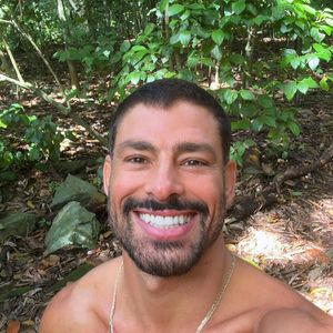 Cauã Reymond atualmente está com 44 anos.