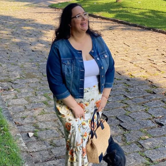 Lilian Aragão reclamou ao ver um homem de bermuda e chinelo em um aeroporto