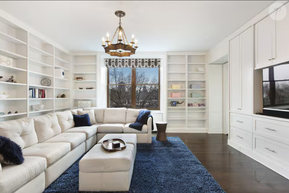 A sala de estar do apartamento duplex de Bruce Willis e Emma Heming Willis tinha grandes janelas com vista para o Central Park.