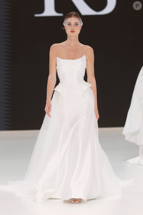 Os vestidos de noiva com corset extravagante se multiplicaram nas passarelas