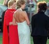 Um dos momentos marcantes do estilo de Lady Di aconteceu na Serpentine Gallery, em 1995, quando a Princesa Diana apostou em um vestido frente única de Catherine Walker e completou o look com um sapato elegante que valorizava o tornozelo e o salto