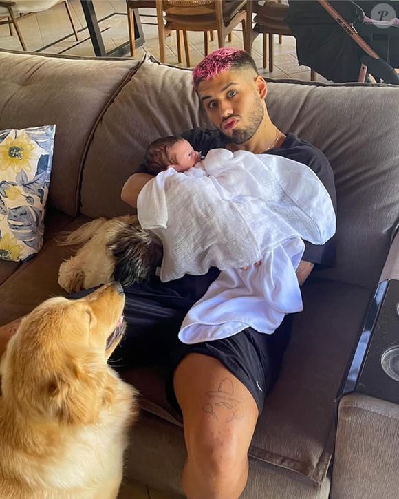 Quando Maria Alice nasceu, Zé Felipe ainda estava com o cabelo rosa