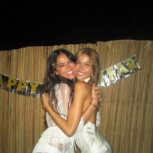 Sasha Meneghel e Bruna Marquezine passaram o Réveillon juntinhas