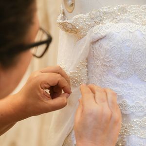 Para proteger Ana do frio, Lethicia criou um delicado xale confeccionado em renda francesa e cashmere, em tons suaves de bege e dourado, entrelaçado por fios de lurex.