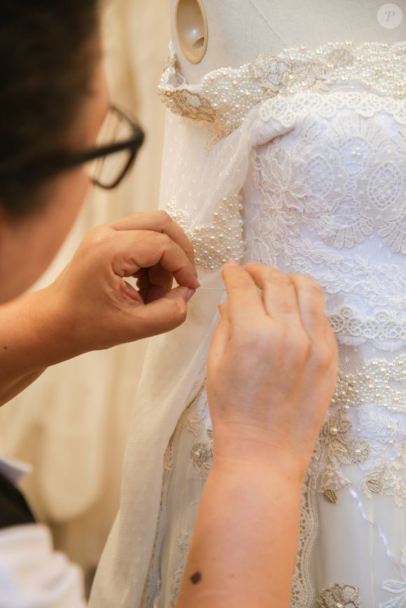 Para proteger Ana do frio, Lethicia criou um delicado xale confeccionado em renda francesa e cashmere, em tons suaves de bege e dourado, entrelaçado por fios de lurex.